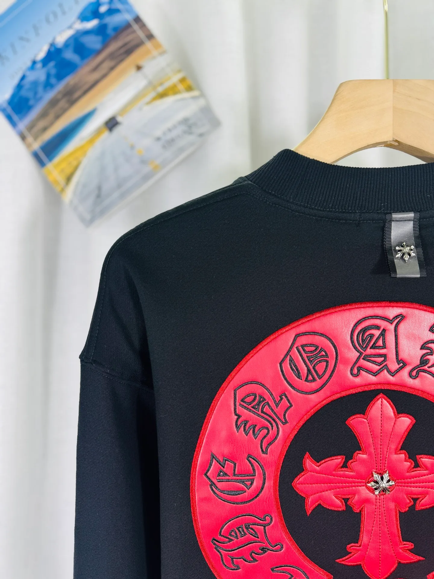 P240 top version, real shot without P, ​​different from market currency) 𝗖𝗵𝗿𝗼𝗺𝗲 𝗛𝗲𝗮𝗿𝘁𝘀/Cro Heart 2025 Washed Leather Embroidery Autumn and Winter New Original Single Counter American Laser Burnt 3D Three-dimensional Color Embroidered Couple Casual Sweater 👑The highest version! Customized fabric 420g tripe terry fabric! American acid-washed and distressed original fabric, laser burnt pattern ✟Skin embroidery, exquisite embroidery of letters! The best-selling model in the counter, very comfortable to wear. Accessories: original molded and authenticated collar label➕100% silk wash label. Genuine purchase-grade original hangtag➕matching hanging rope➕3D hanging beads➕original packaging bag. Craftsmanship: The original version has consistent wiring! The highest version of the armhole matching technique! Color: Red Black Size: S M L XL Style No.: 9322